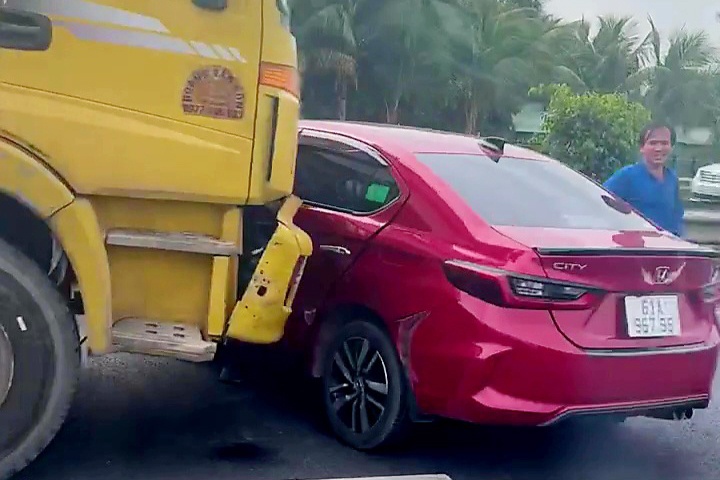 Hai vu tai nan lien tiep tren cao toc TP.HCM - Trung Luong hinh anh