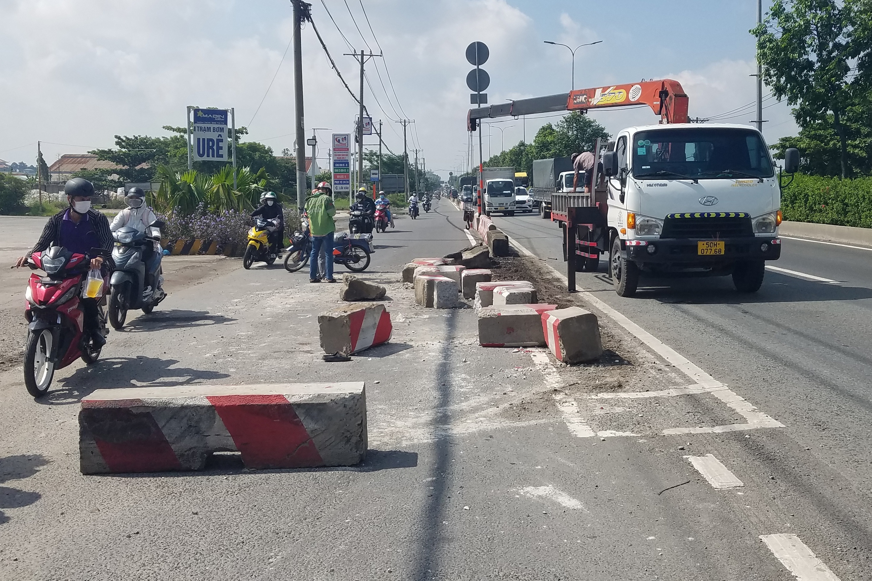 Xe tai huc vang dai phan cach o TP.HCM, 2 nguoi nhap vien hinh anh