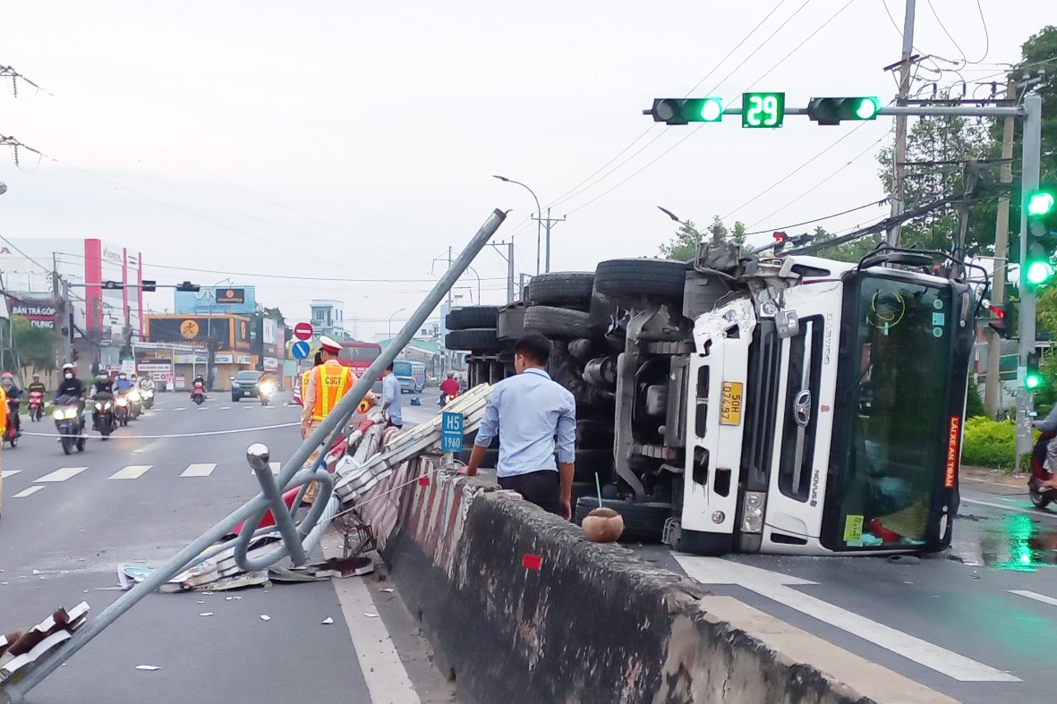 Xe dau keo huc do tru den chieu sang roi lat ngang tren quoc lo 1 hinh anh