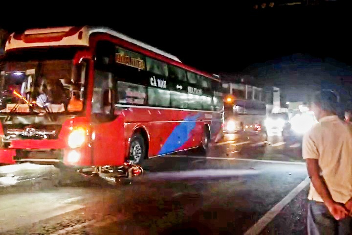 Nguoi dan ong thiet mang sau cu va cham voi xe khach hinh anh