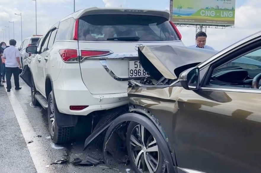 5 oto tong lien hoan tren cao toc TP.HCM - Long Thanh - Dau Giay hinh anh