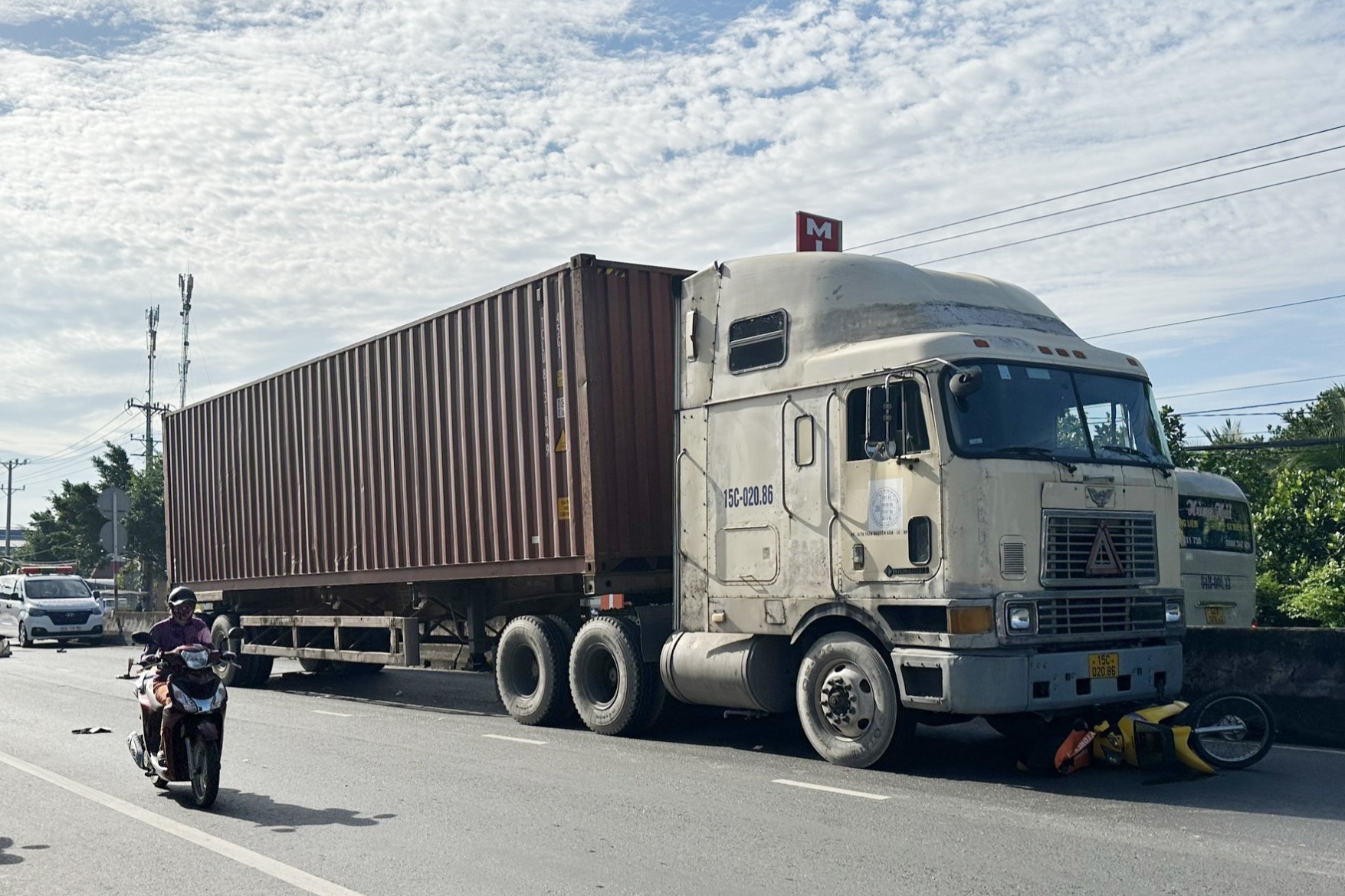 Nguoi phu nu thiet mang sau va cham xe dau keo tren quoc lo 1 hinh anh