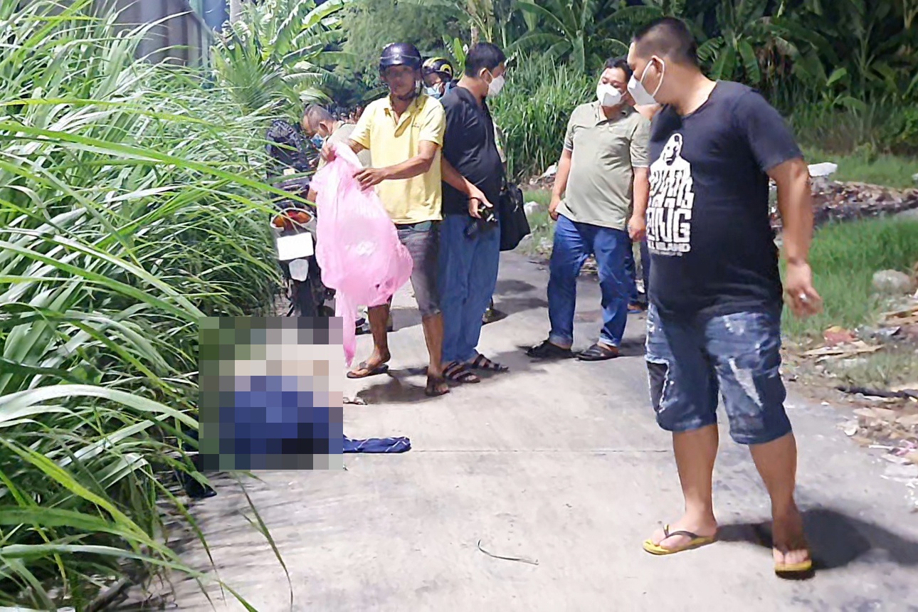 Nguoi dan ong tu vong trong tu the ngoi guc dau vao xe may hinh anh