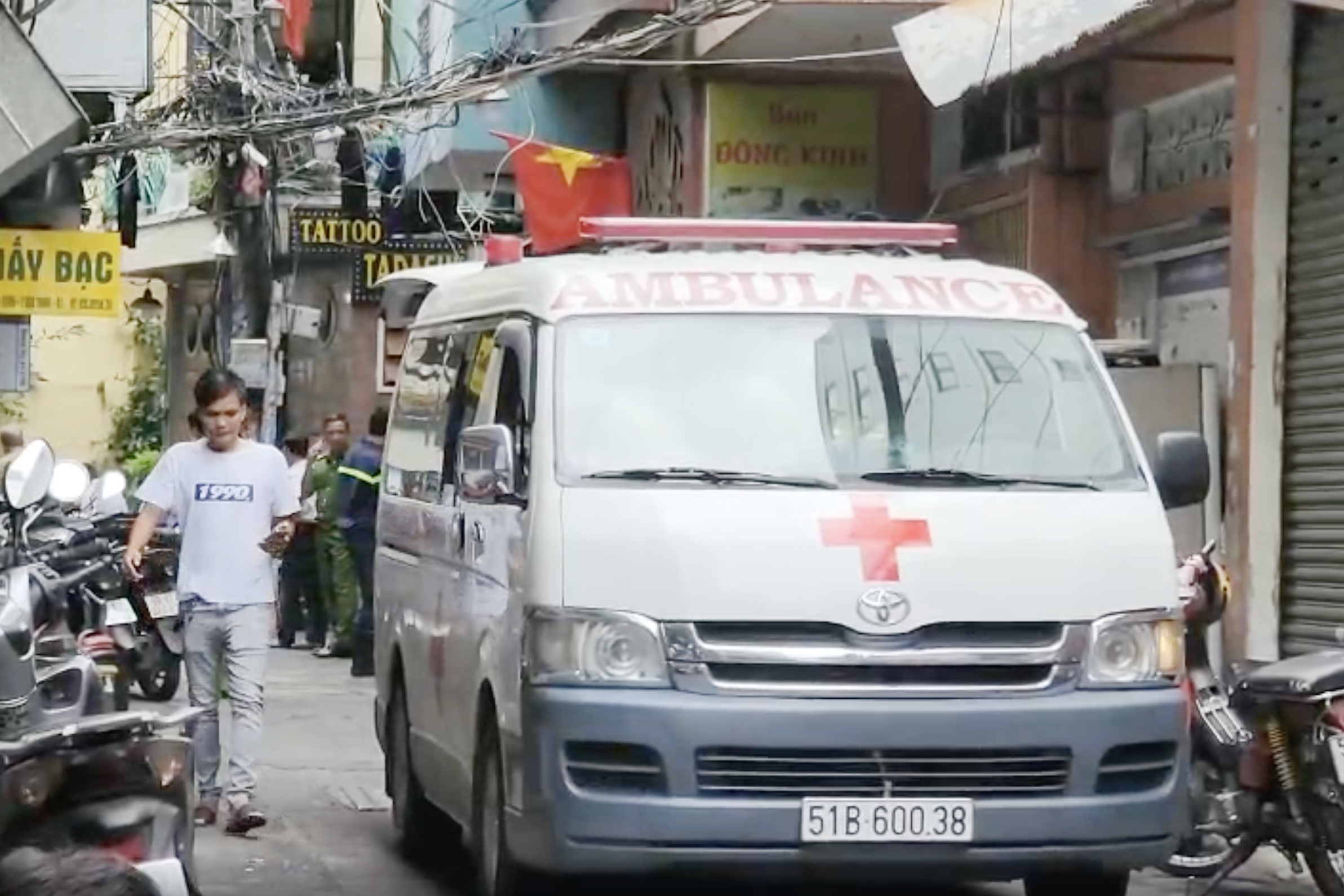 Nhan vien lap bon nuoc o TP.HCM bi dien giat tu vong hinh anh