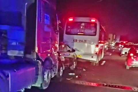 Nhieu oto tong lien hoan tren cao toc TP.HCM - Trung Luong hinh anh