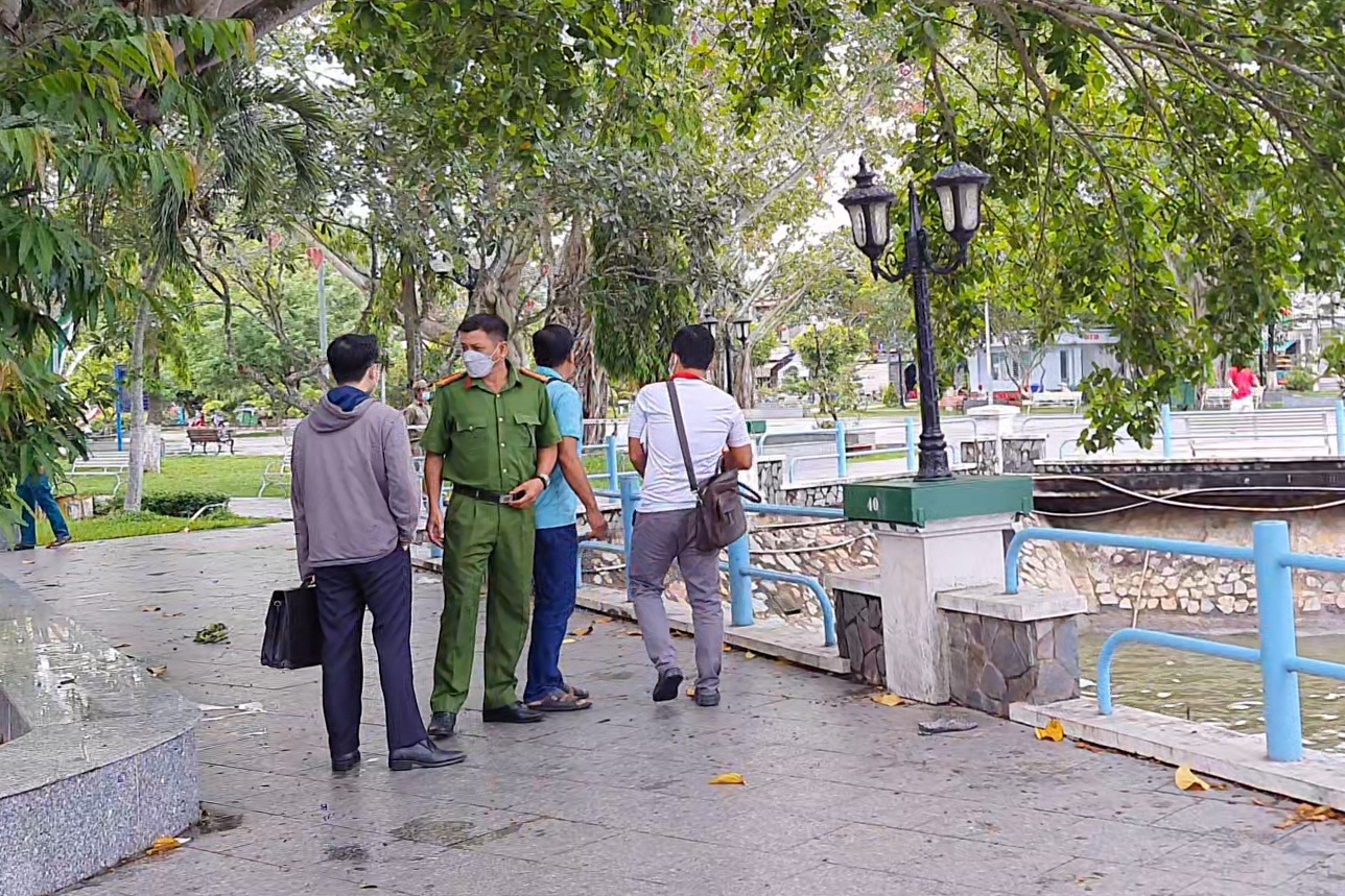 Thi the phu nu phan huy duoi ho o Tien Giang hinh anh