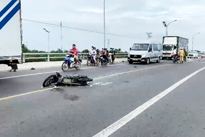 Hai nam thanh nien thiet mang sau tai nan lien hoan hinh anh