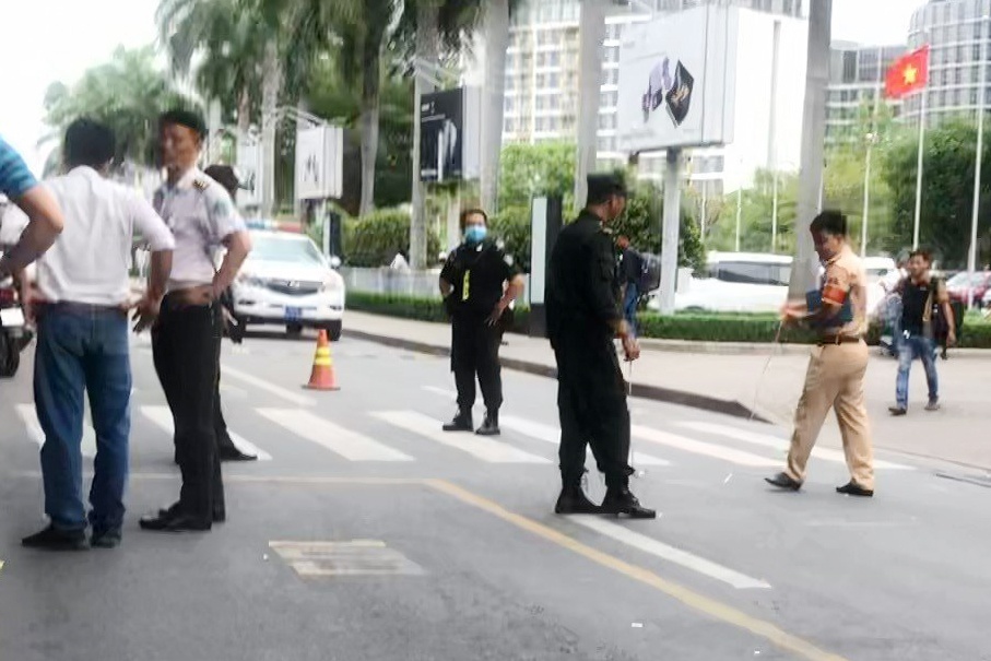 Hanh khach bi oto tong phai di cap cuu trong san bay Tan Son Nhat hinh anh