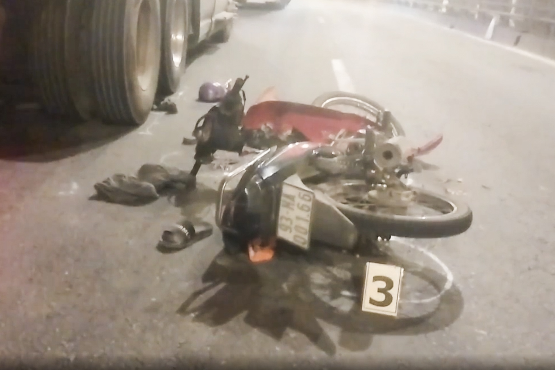 Chay xe may vao duong cam, 2 thanh nien gay tai nan lien hoan hinh anh