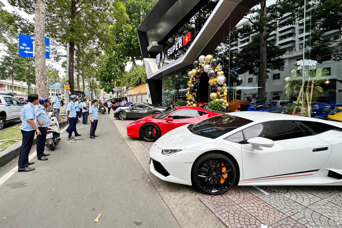 Cua hang ban sieu xe o TP.HCM bi xu phat vi lan chiem via he hinh anh