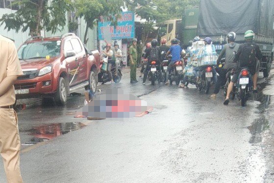 Va vao cua oto roi te xuong duong, nam thanh nien bi xe tai can hinh anh