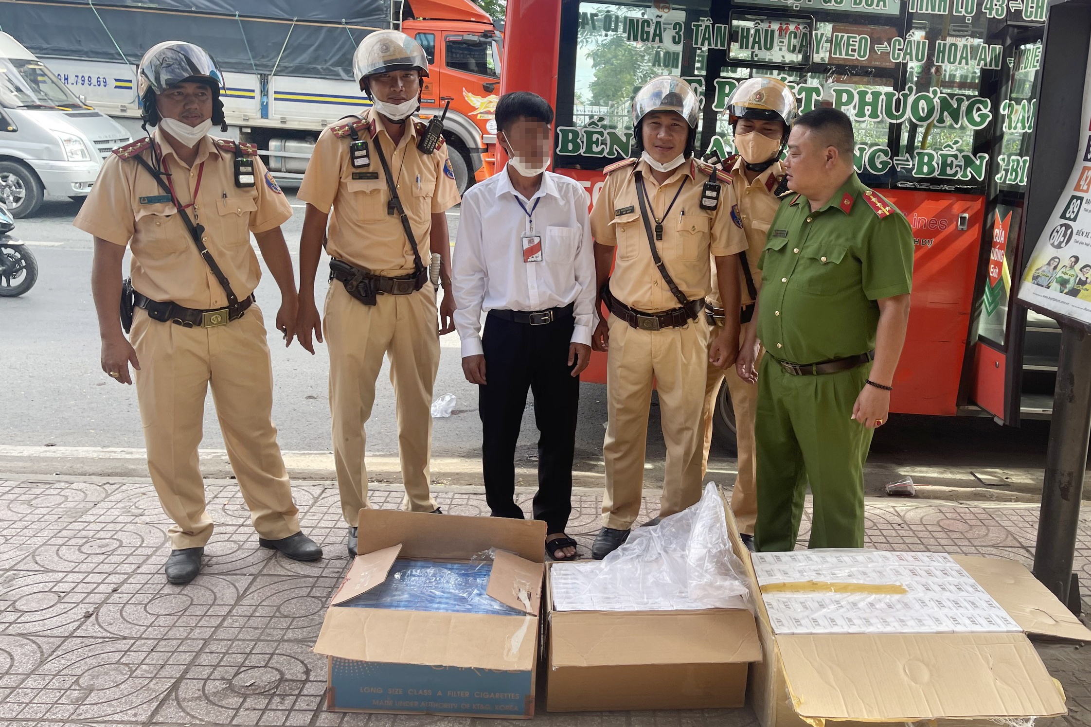 CSGT bat giu 1.700 bao thuoc la lau tren xe buyt Phuong Trang hinh anh