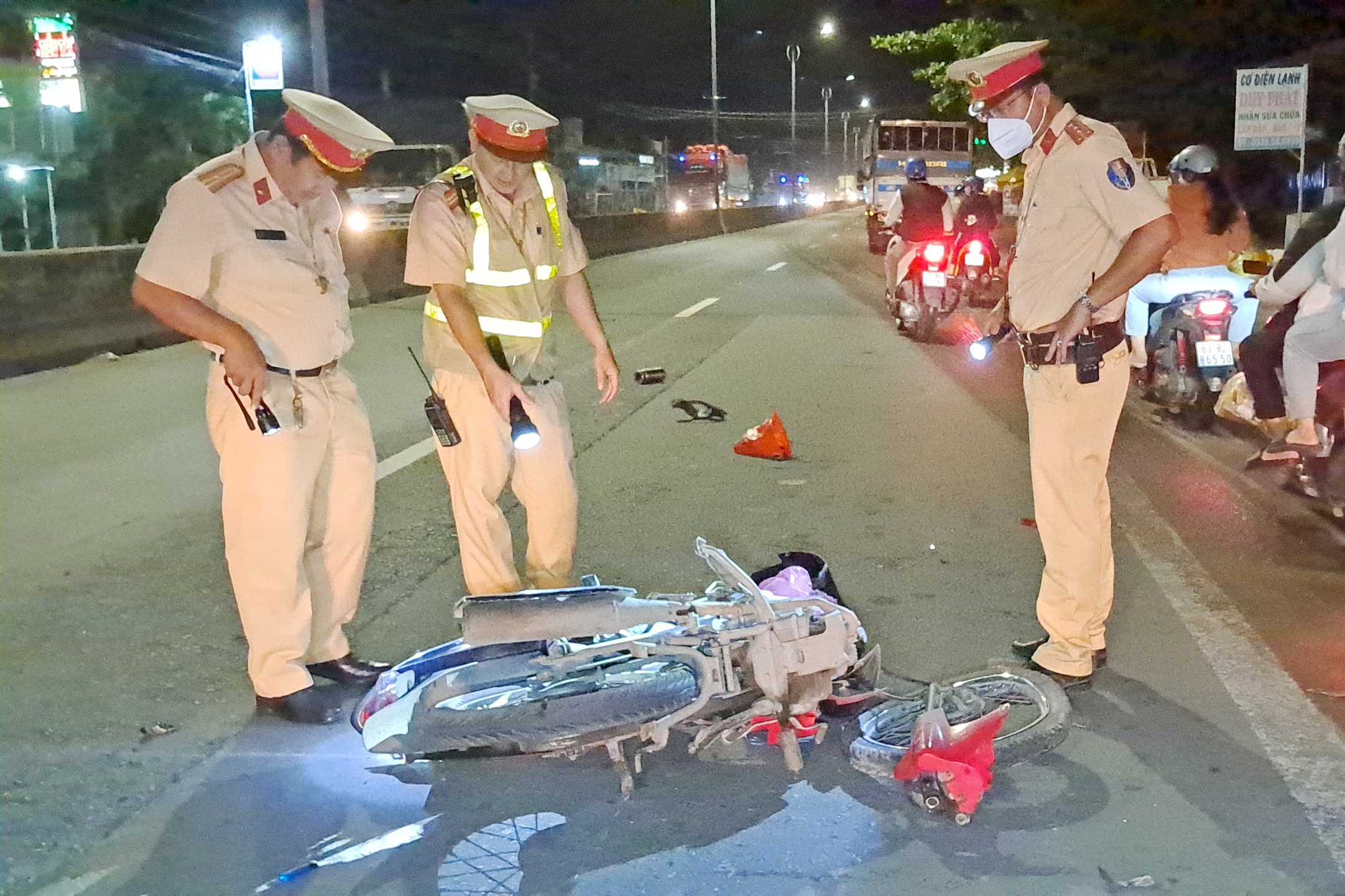 Truy tim xe tai lien quan vu tai nan chet nguoi tren quoc lo 1 hinh anh