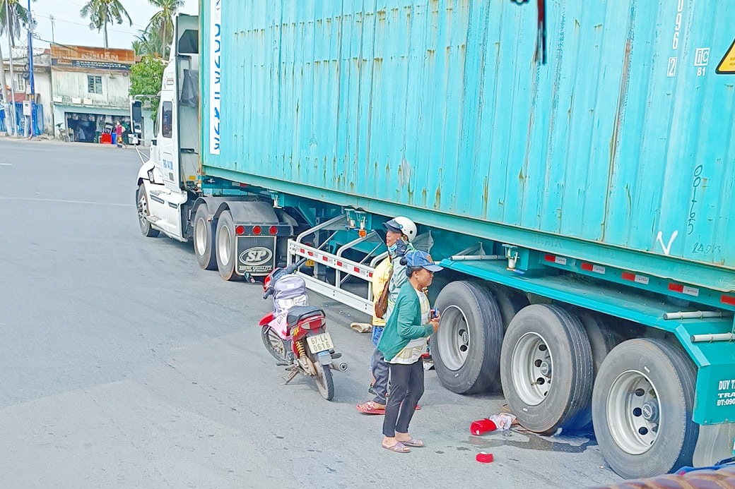 Va cham xe dau keo, hai me con tu vong o TP.HCM hinh anh