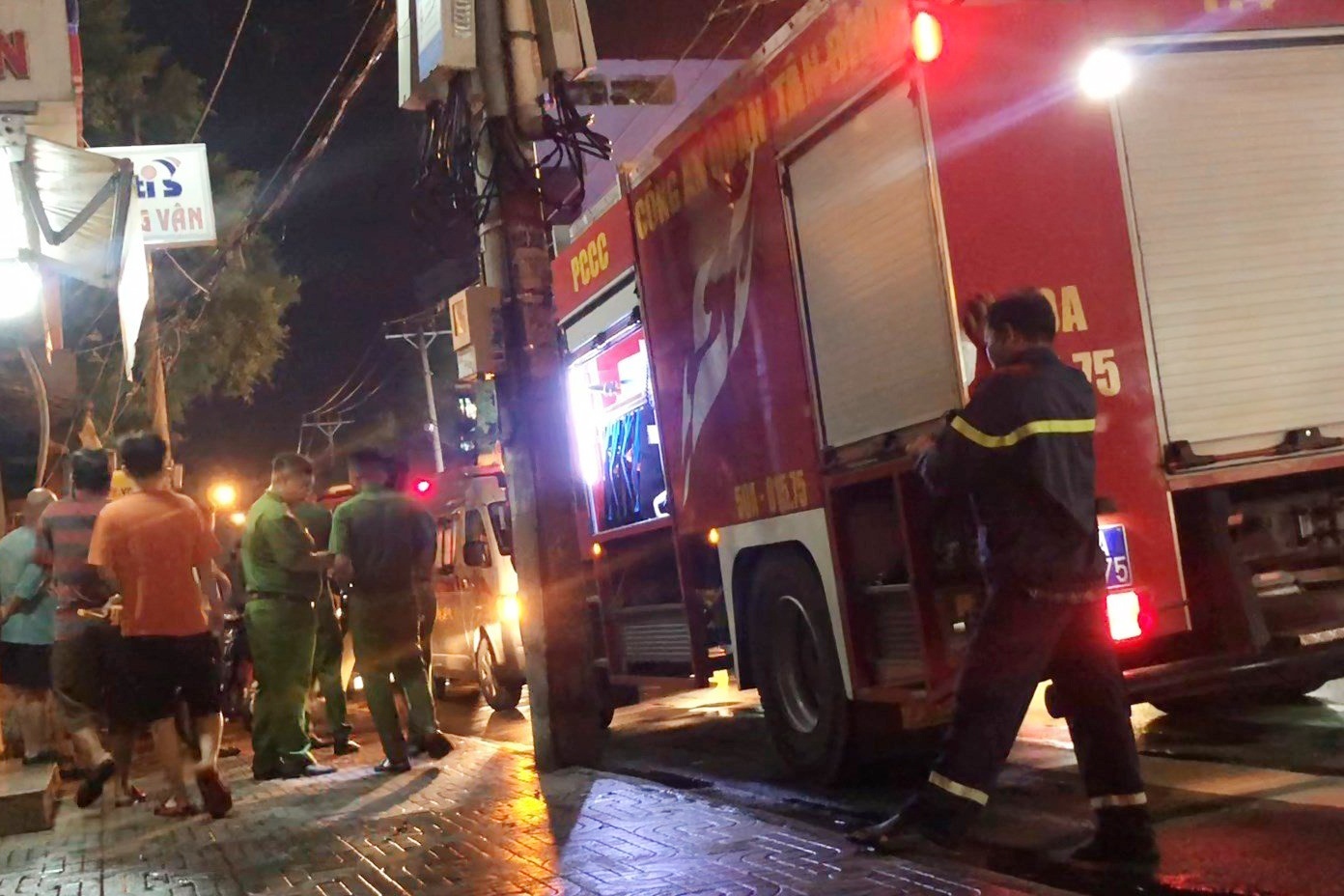 Hai nguoi bi dien giat tu vong tai tiem sua xe o TP.HCM hinh anh