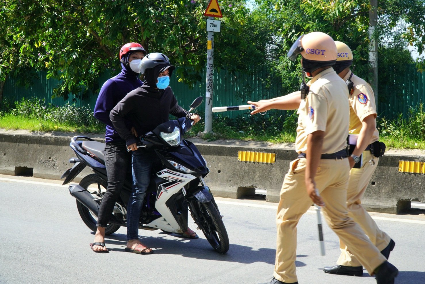 CSGT TP.HCM chan bat hang chuc xe may chay qua toc do hinh anh