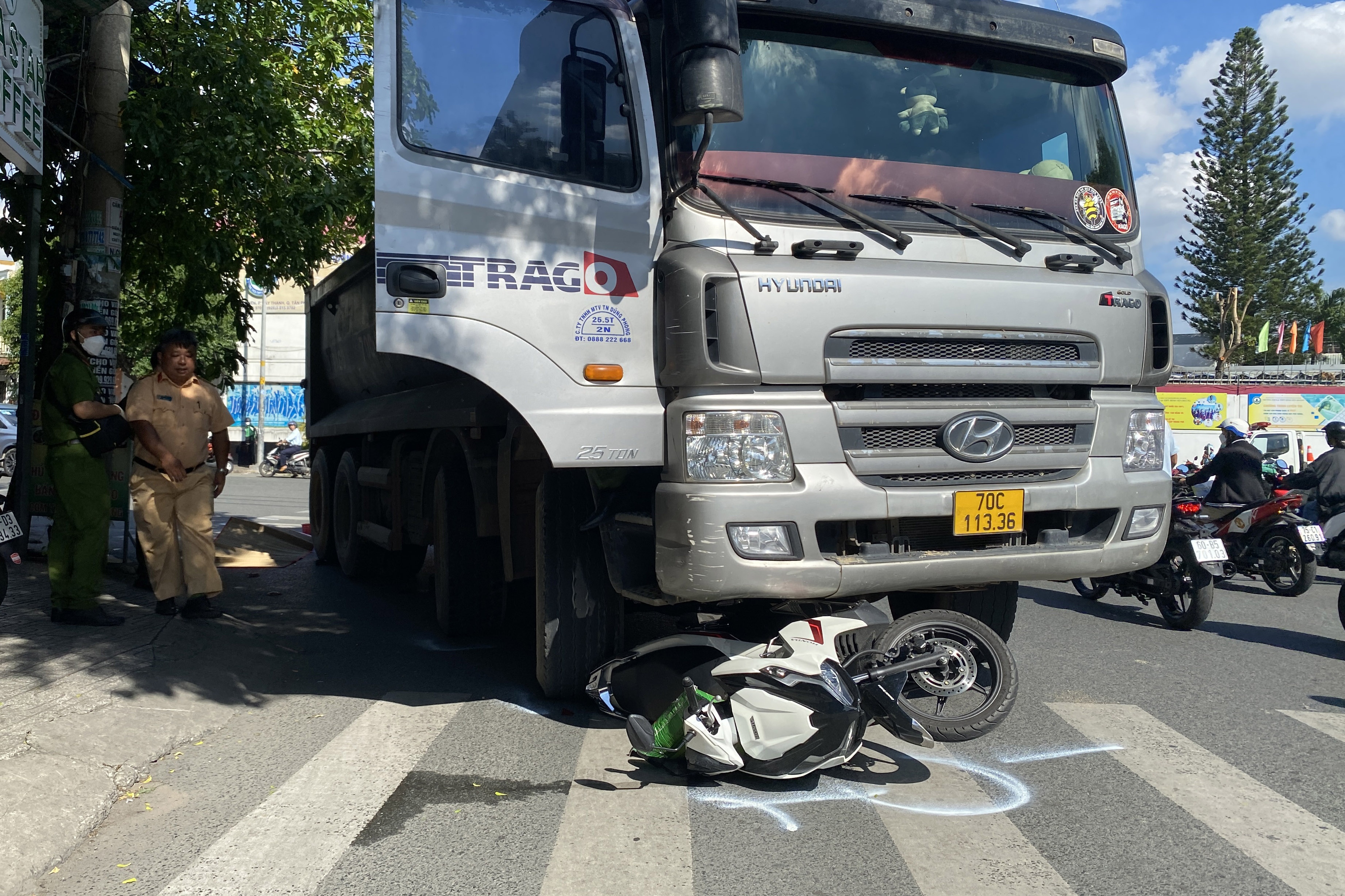 Nguoi dan ong thiet mang khi va cham xe ben o TP.HCM hinh anh