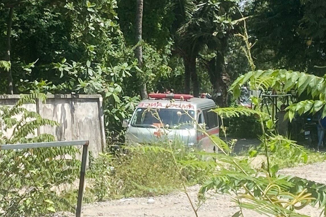 Thi the nguoi dan ong phan huy trong bui cay o TP.HCM hinh anh