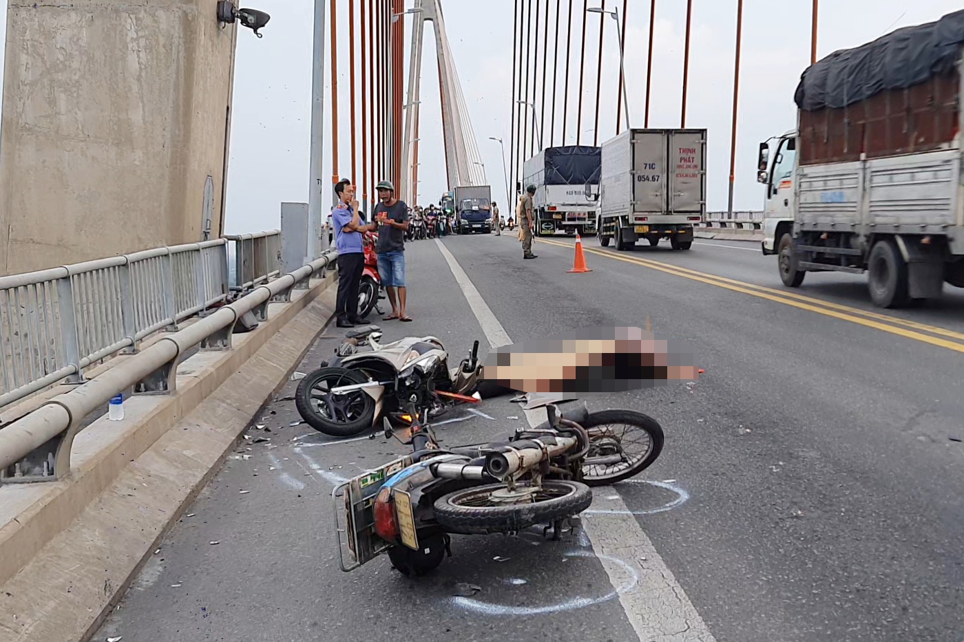 Nguoi phu nu thiet mang sau tai nan lien hoan tren cau Rach Mieu hinh anh