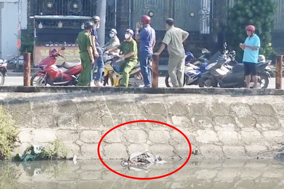 Tim chu cua chiec xe may duoc phat hien duoi kenh o TP.HCM hinh anh