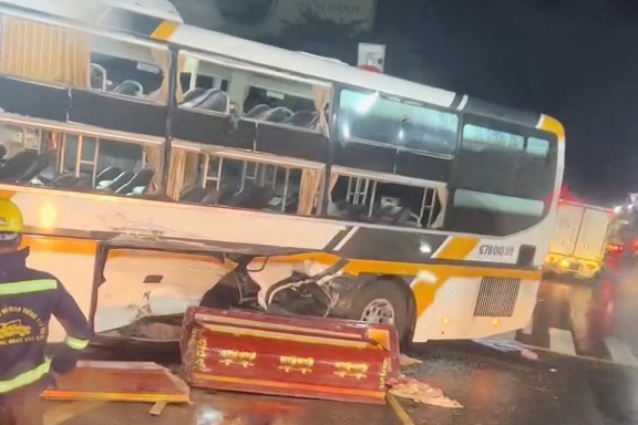 Xe cho quan tai va cham oto khach, nhieu nguoi hot hoang hinh anh