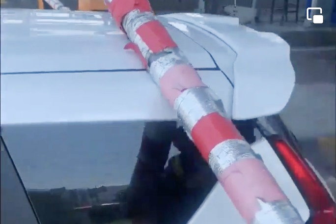 Nhan vien tram BOT doi tai xe den 200 trieu vi xe tong thanh barie hinh anh