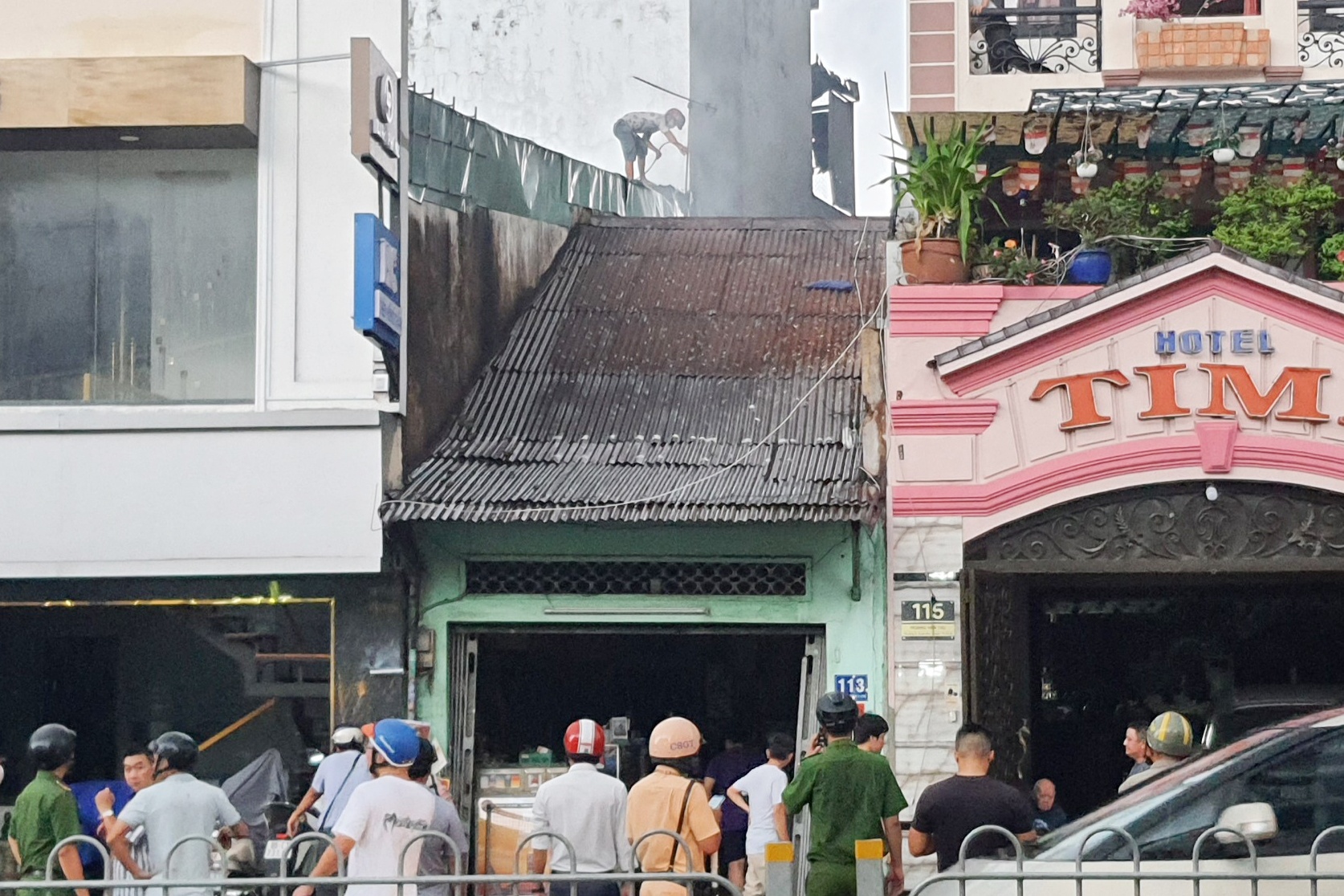 Chay o TP.HCM, nguoi dan leo len noc nha dap lua hinh anh