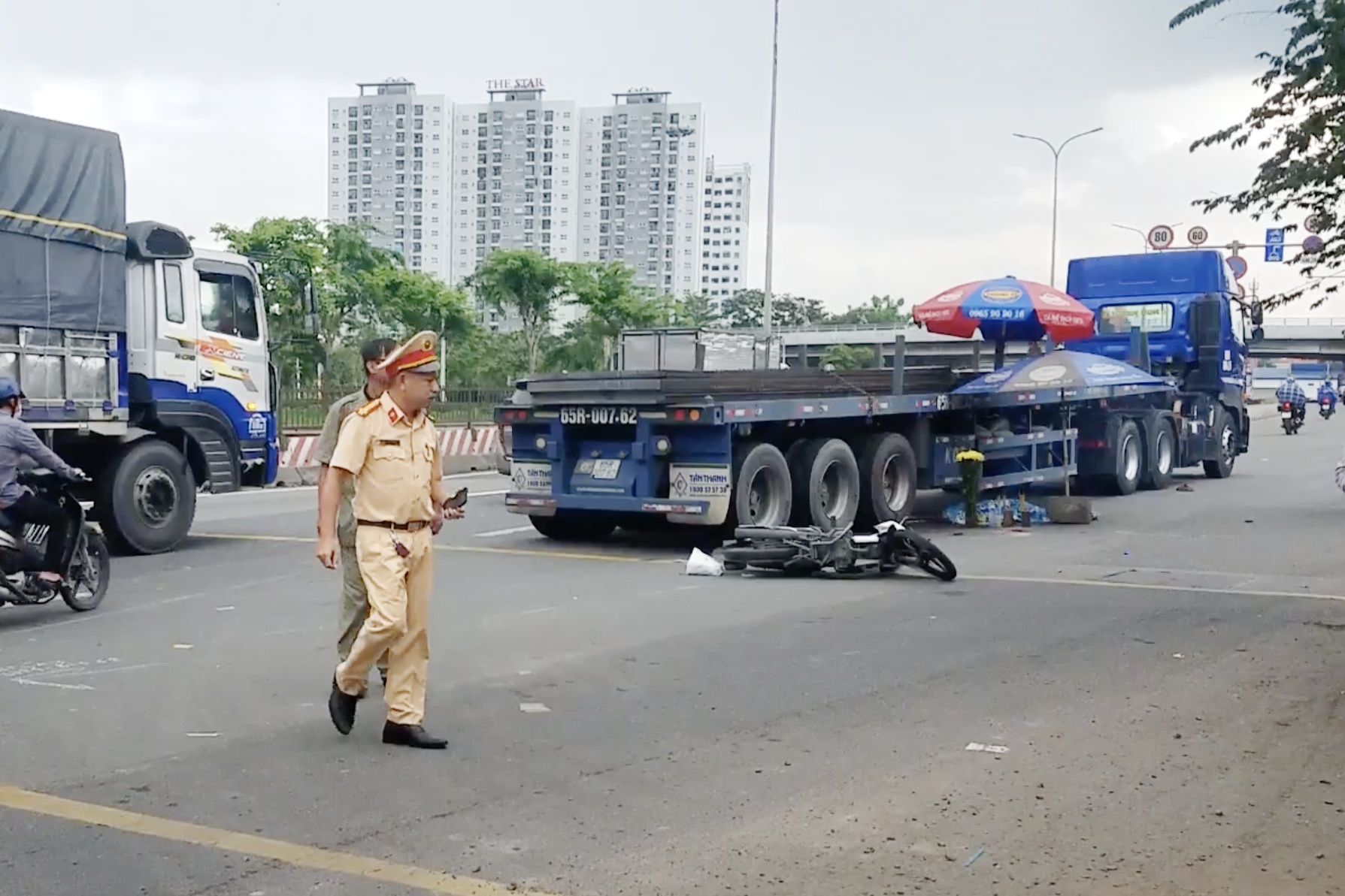 Nu cong nhan bi xe can tu vong tren duong di lam o TP.HCM hinh anh