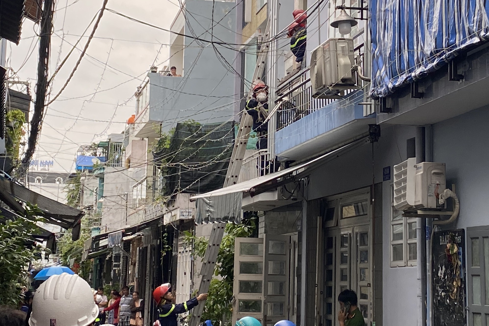 Chu nha bi dien giat tu vong tren san thuong o TP.HCM hinh anh