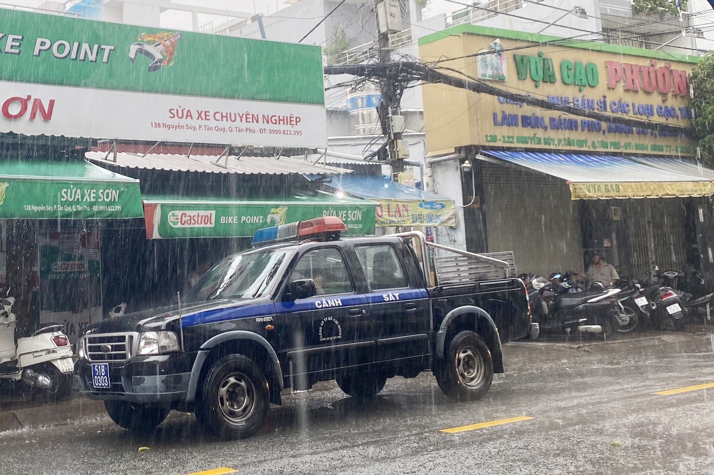 3 nguoi bi dien giat tu vong tren mai nha trong 2 ngay o TP.HCM hinh anh