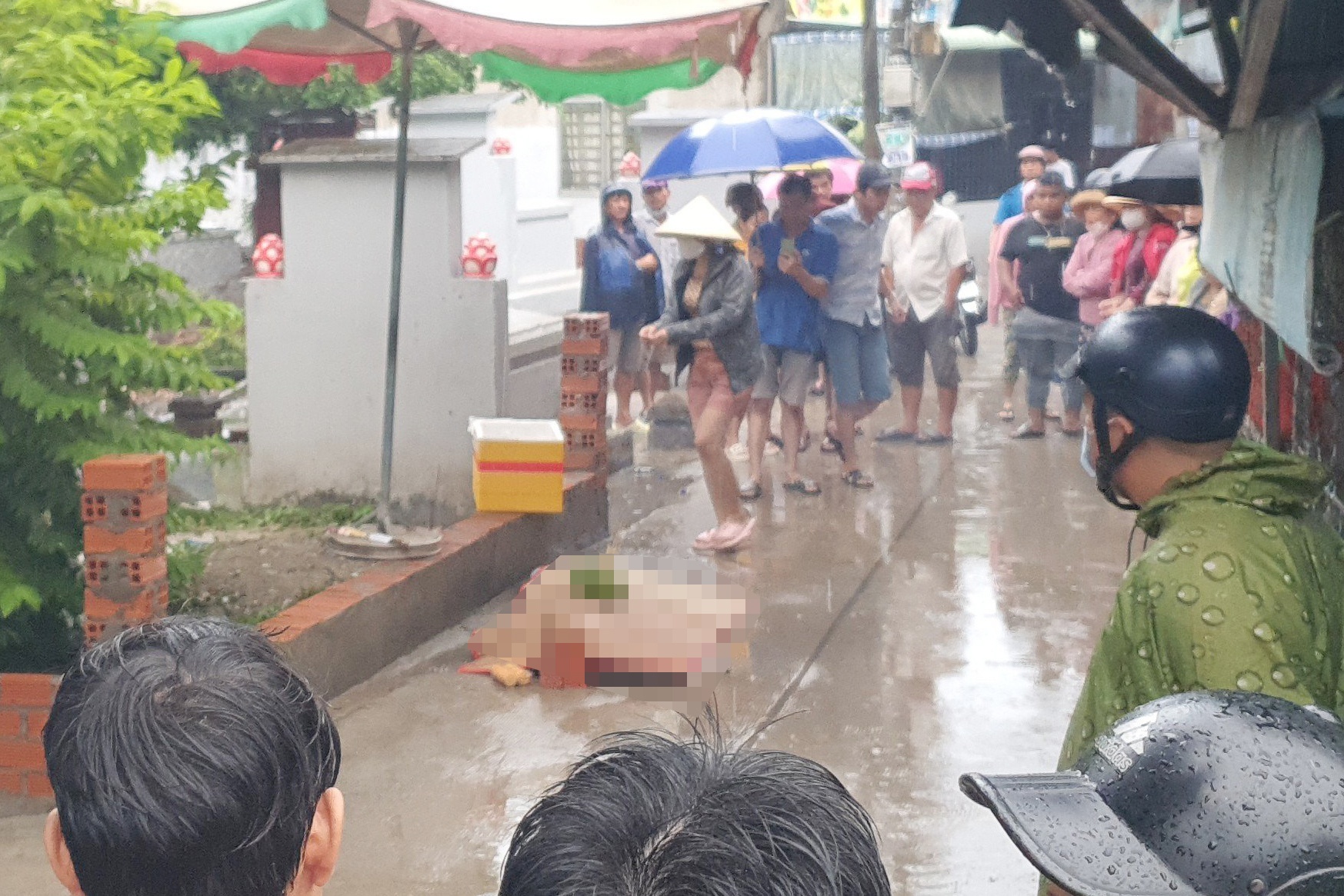 Nam thieu nien chet guc trong hem o TP.HCM hinh anh