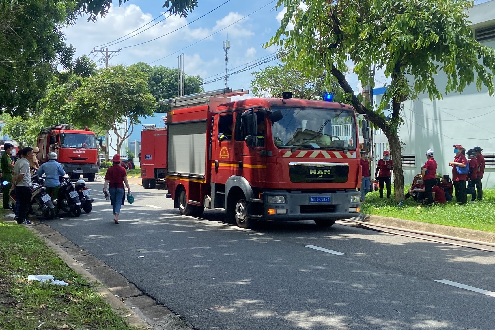 Chay nha kho cong ty o TP.HCM, hang tram cong nhan phai so tan hinh anh