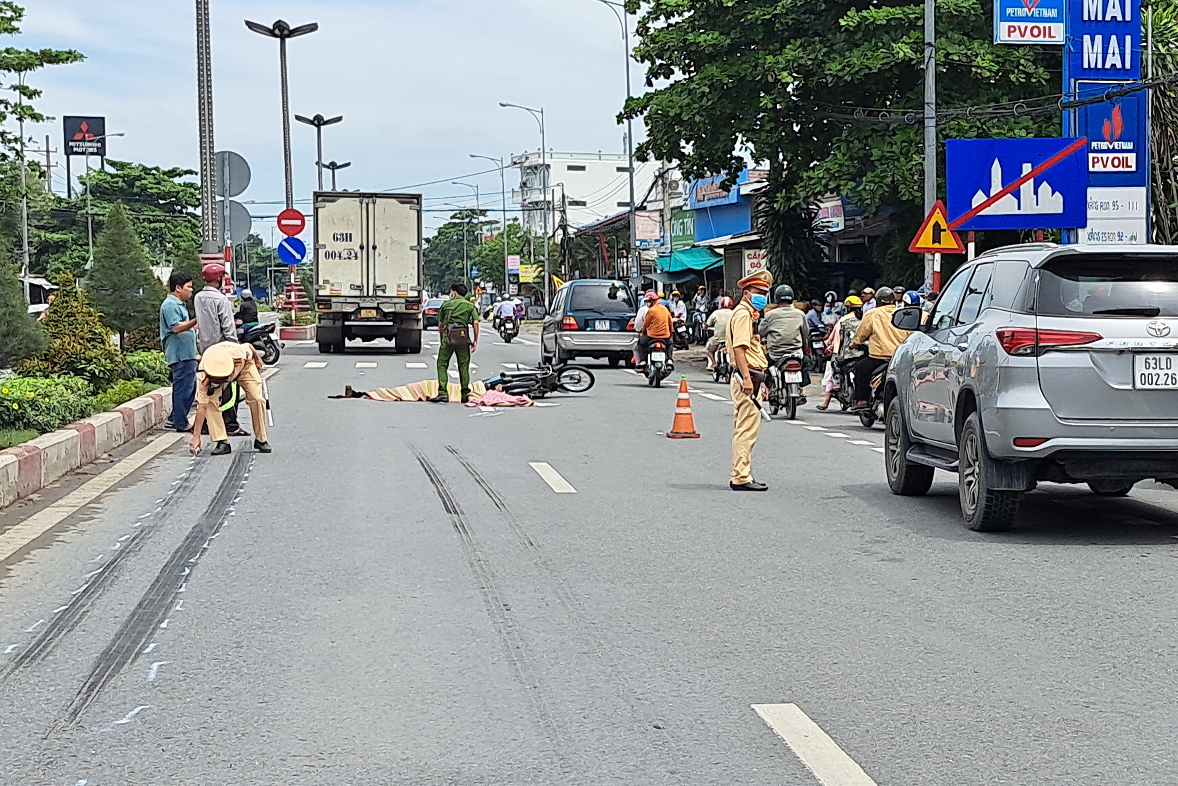 Nguoi phu nu thiet mang khi va cham xe tai tren quoc lo 1 hinh anh