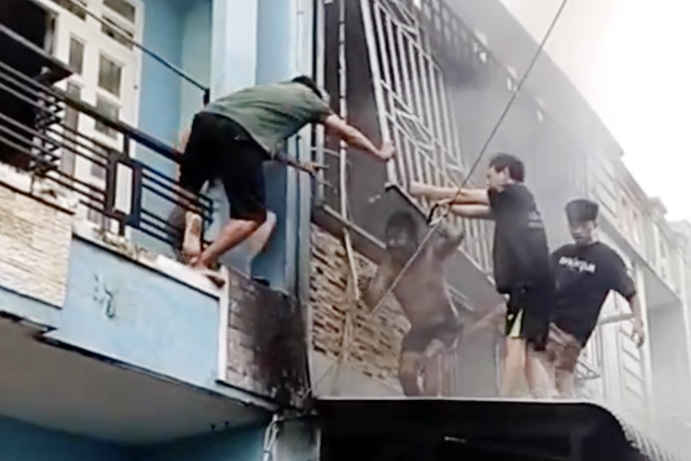 Hang xom cuu 2 vo chong va con gai thoat khoi dam chay o TP.HCM hinh anh