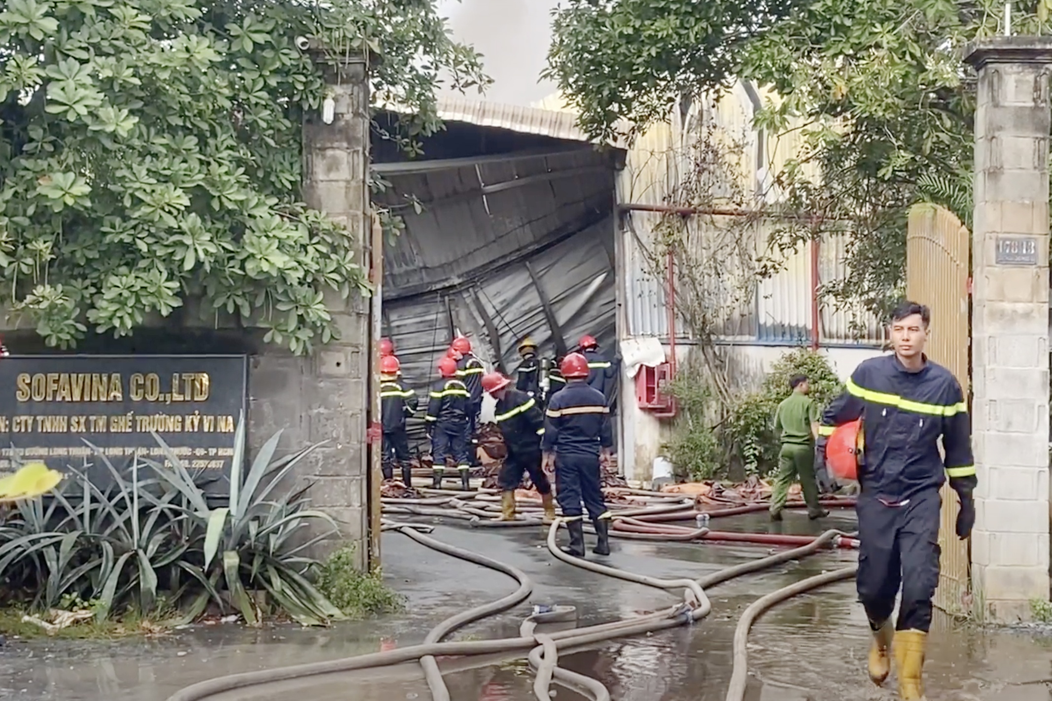 Chay nha xuong hon 1.000 m2 cua cong ty do go o TP.HCM hinh anh