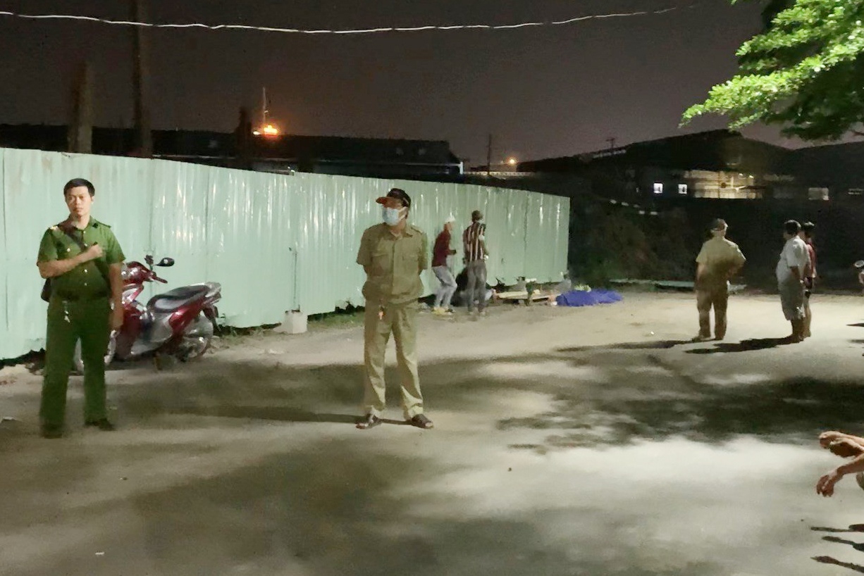 Nam cong nhan o TP.HCM roi xuong song khi xay bo ke hinh anh