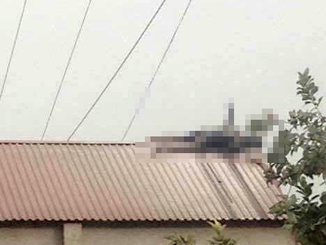 Nam thanh nien bi dien cao the hut nguoc len day hinh anh