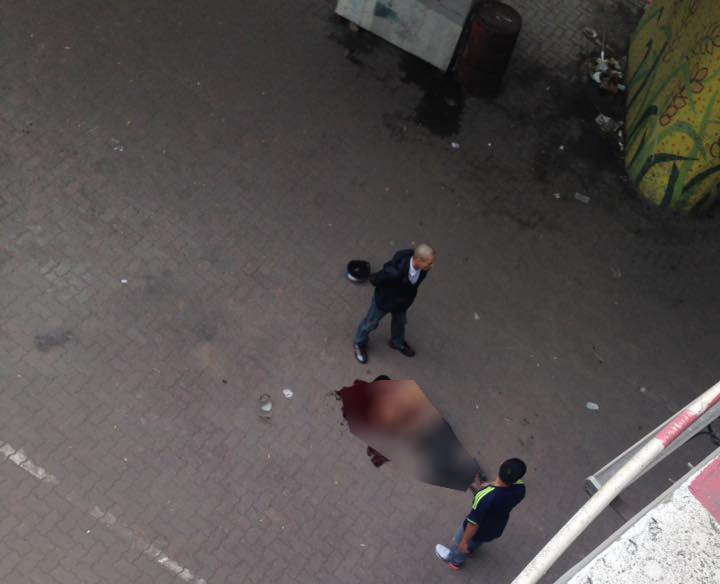 Xe may dam xe dap dien, mot nguoi roi xuong chan cau hinh anh