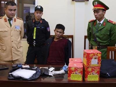 Van chuyen 1,2 kg ma tuy lay 5 trieu tien cong hinh anh