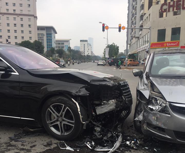 Lai xe Mercedes S400 gay tai nan lien hoan khi qua nga tu hinh anh