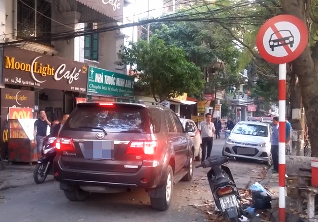 Xe bien xanh di nguoc chieu hinh anh