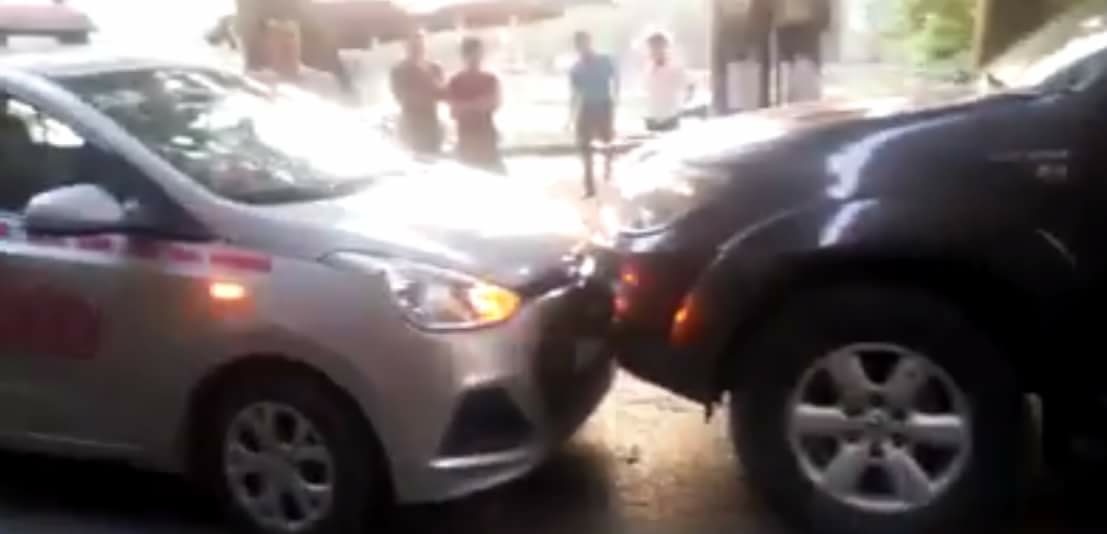 Di vao duong cam, xe bien xanh bi taxi chan dau ep lui hinh anh