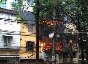 Nha bi chay, chu van dong cua khong ra ngoai hinh anh