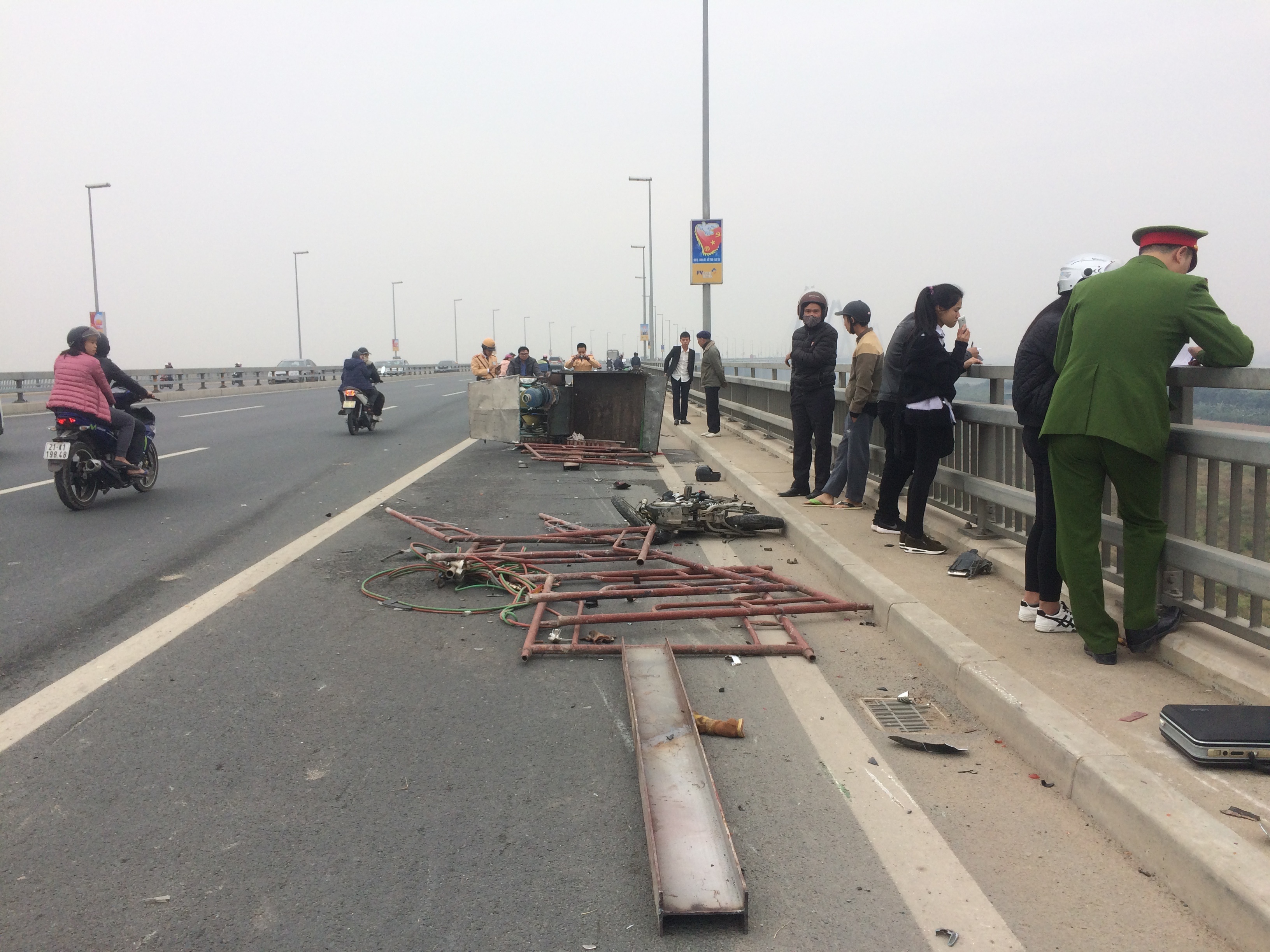 dam lien hoan tren cau Nhat Tan anh 1