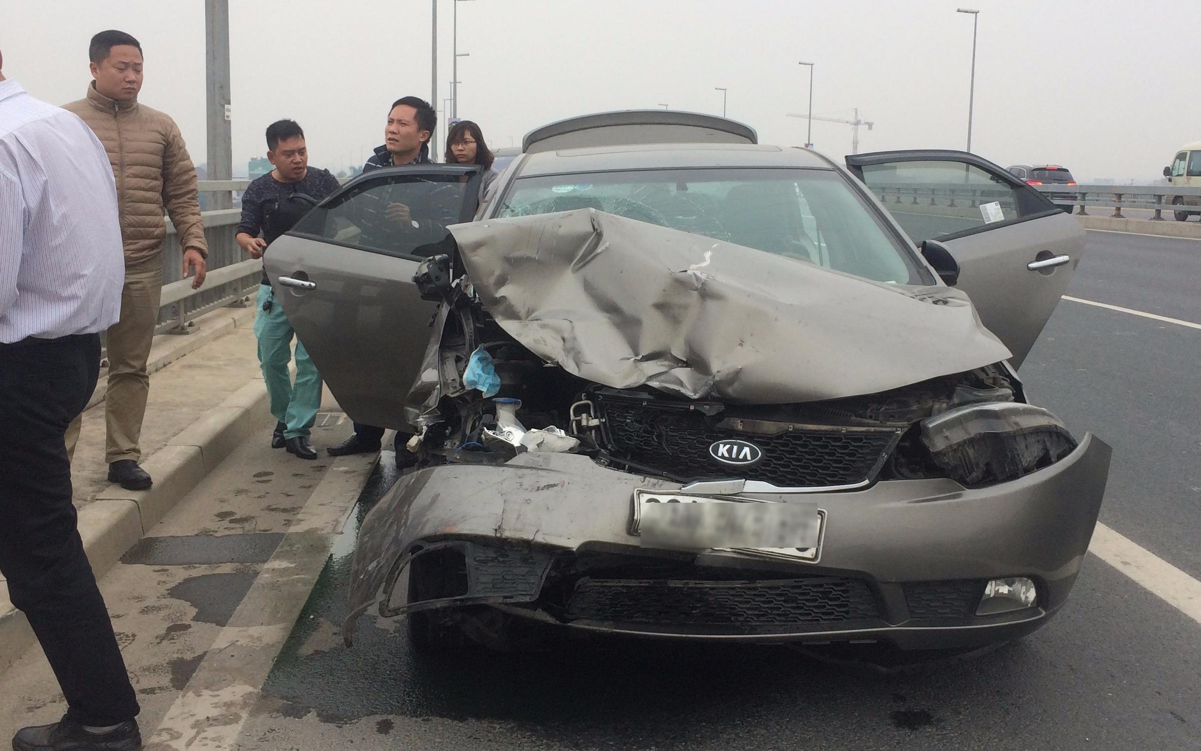 Xe hop dam lien hoan tren cau Nhat Tan, 6 nguoi bi thuong hinh anh