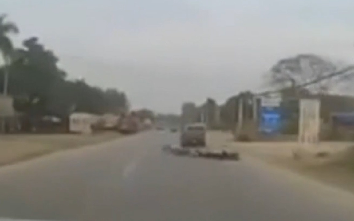 Oto danh vong hat vang hai nguoi tren xe may hinh anh