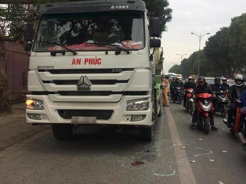 Xe tron betong lan lan dam chet nam thanh nien hinh anh