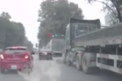 Lot qua 22 banh xe dau keo ro-mooc, co gai ngoi bat day hinh anh