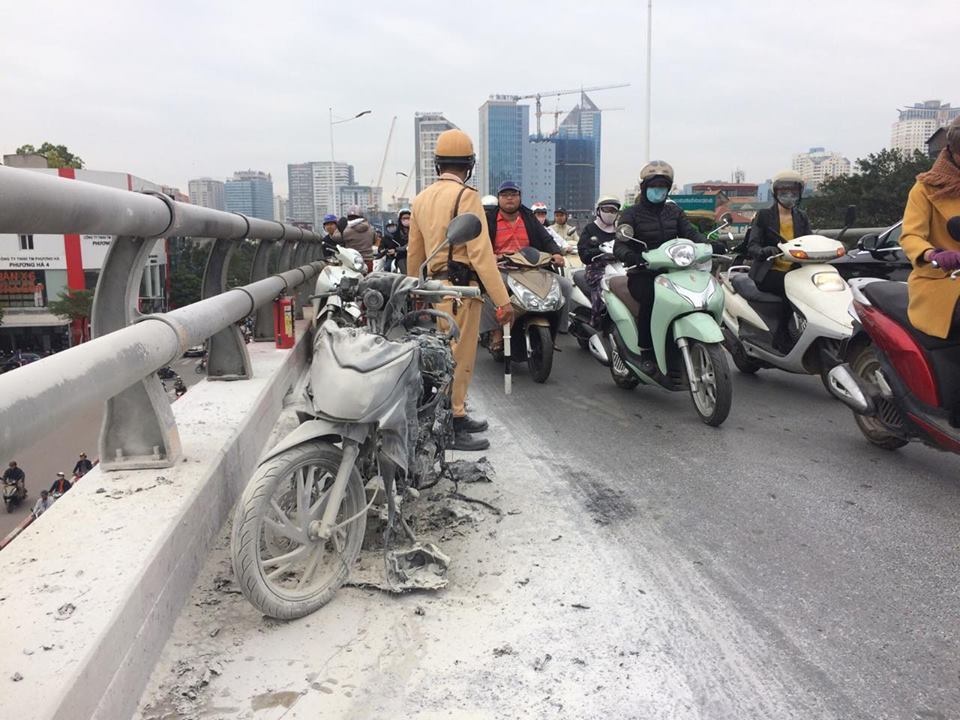 Bo lai xe chay, chu phuong tien bat taxi di lam hinh anh