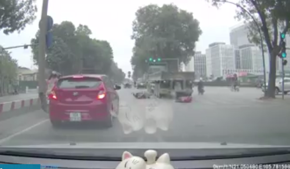 Co gai bat day sau khi bi cuon vao gam xe hinh anh